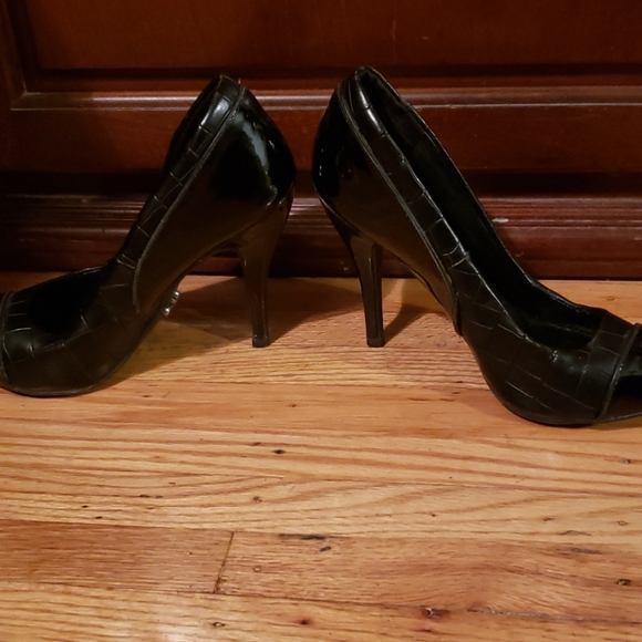 Black Vera Wang Pumps - Picture 3 of 6